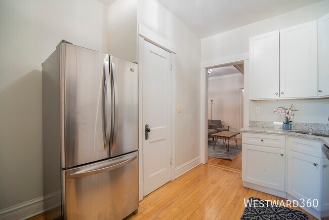 Building Photo - 1430 W Cuyler-1E