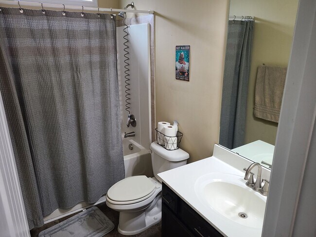 Building Photo - 4 Bed, 2.5 Bath located in The Village in Folkstone Community - Holly Ridge