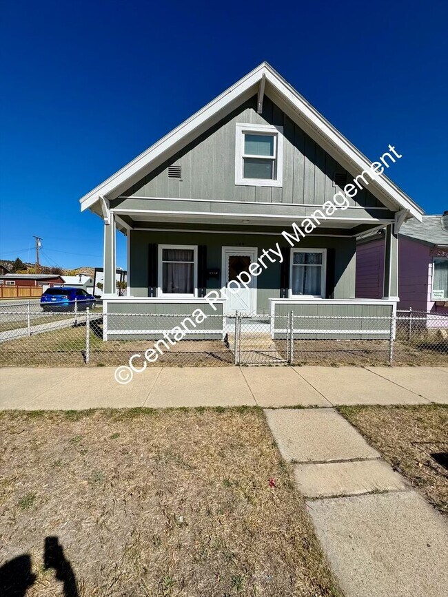 Building Photo - Huge 3 bedroom house with 2 bonus rooms an...