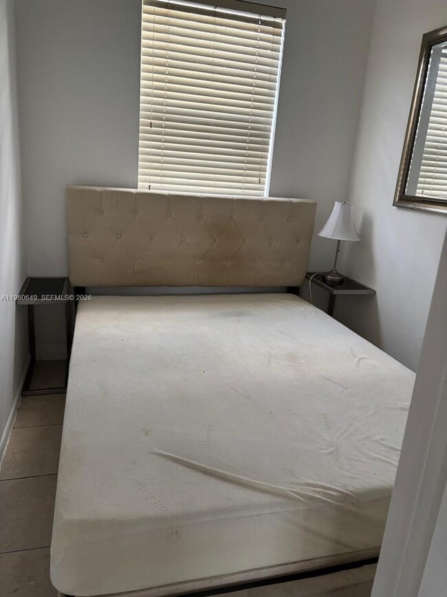 Building Photo - 6881 Bay Dr