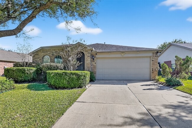 Building Photo - 827 Honeysuckle Vine Dr