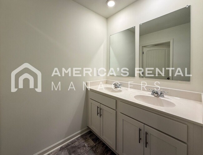 Building Photo - Move-in Special! Beautiful 5 Bed, 2 Bath h...
