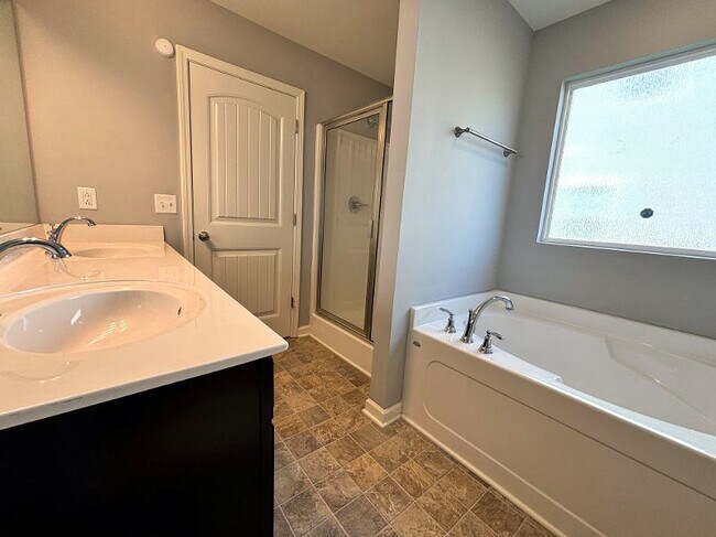Building Photo - 2431 Hollis Dr