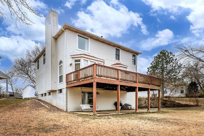 Building Photo - Spacious Parkway South Home with Walk-Out Basement & Large Backyard