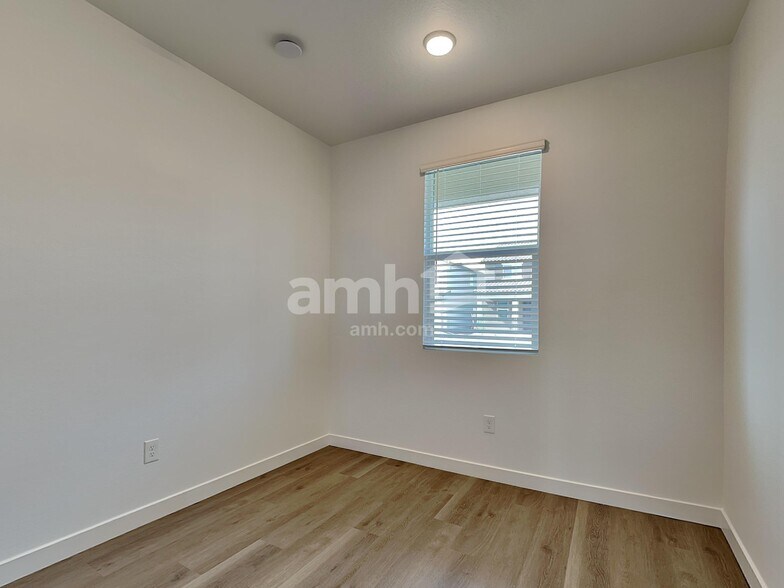 Building Photo - 9829 W Parkway Dr