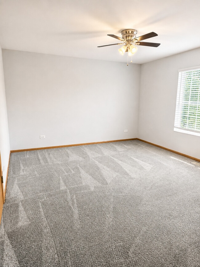 Building Photo - 1462 Glen Ellyn Rd