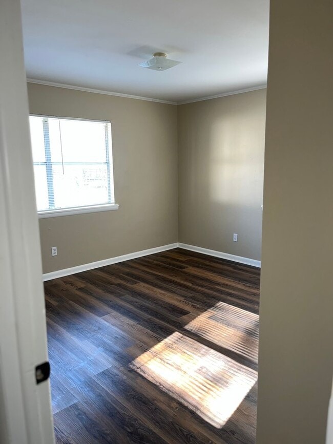 Building Photo - 3 Bed 1.5 Bath Home