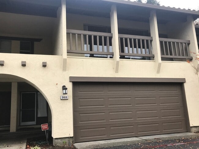 Building Photo - Updated townhome in the heart of Fremont
