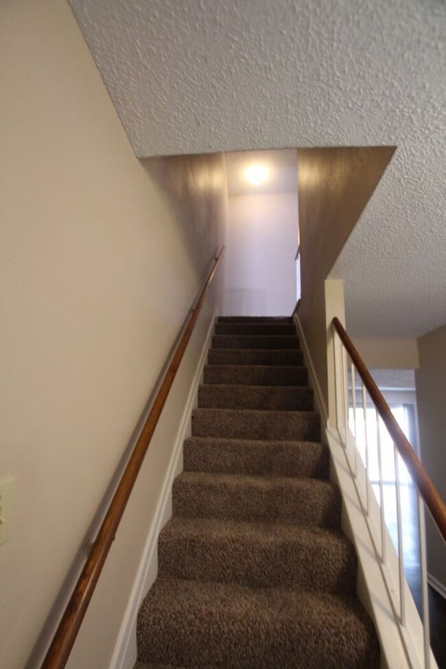 Building Photo - Beautiful 3 Bedroom, 2.5 Bath Townhome in ...
