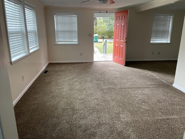 Building Photo - 2738 Dogwood Cir