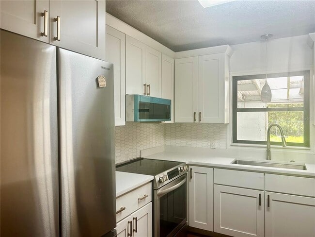 Building Photo - 410 NE 15th Ct