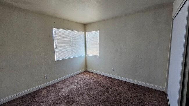 Building Photo - 4 Bedroom!  Buffalo & Smoke Ranch Area!