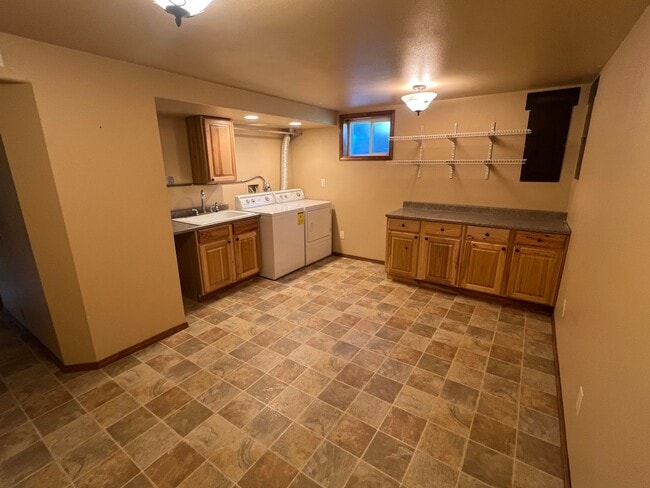Building Photo - Spacious 3 bed/2 bath home with RV/Boat pa...