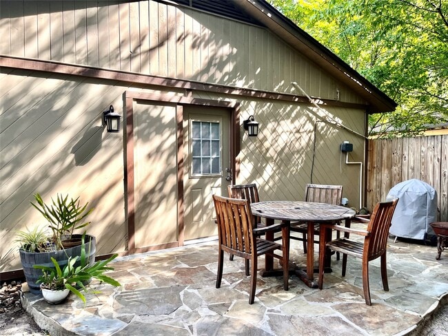 Building Photo - 2109 N Red Cedar Cir