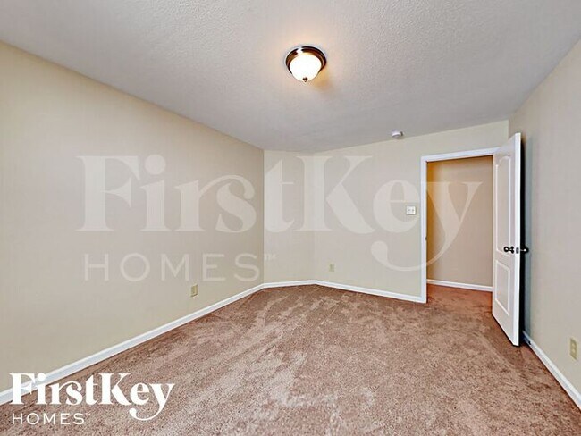 Building Photo - 3401 Table Rock Dr