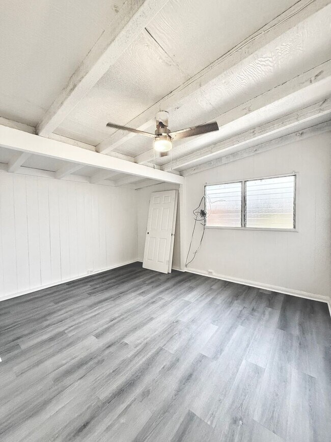 Building Photo - 3br/1ba/2pkg House with enclosed yard in E...