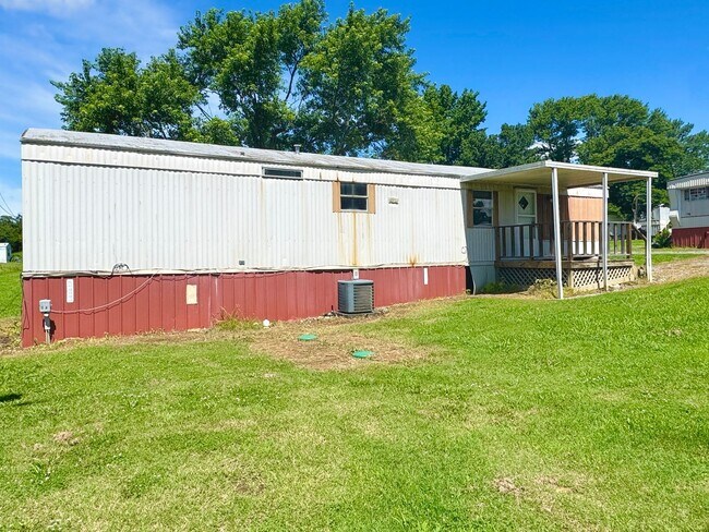 Building Photo - 225 Community Dr