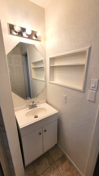 Building Photo - 2100 Hill Top Ct