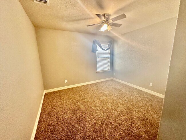 Building Photo - 1010 Bar Z Ranch