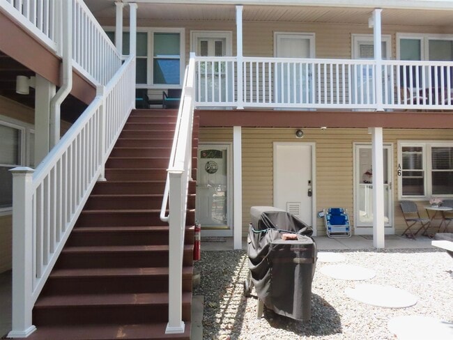 Building Photo - 6 N Newport Ave