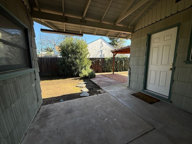 Building Photo - Charming 2-Bedroom Auburn Home with Beautiful Covered Patio!