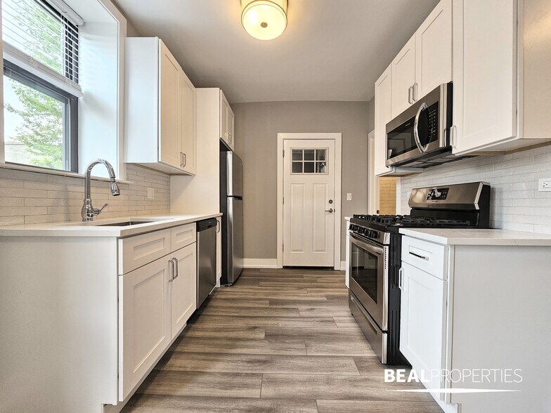 Building Photo - 3935 N Janssen Ave