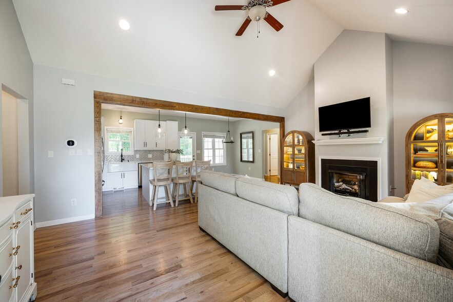 Building Photo - 883 Little Bear Ln