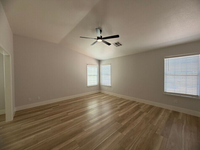 Building Photo - BEAUTIFULLY UPGRADED SINGLE FAMILY HOME - 3 BEDROOM, CORNER LOT WITH VAULTED CEILINGS