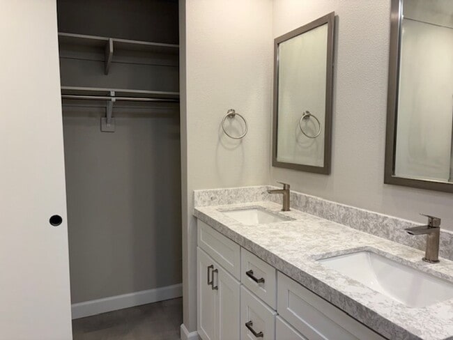 Building Photo - Remodeled Oaks North View Condo