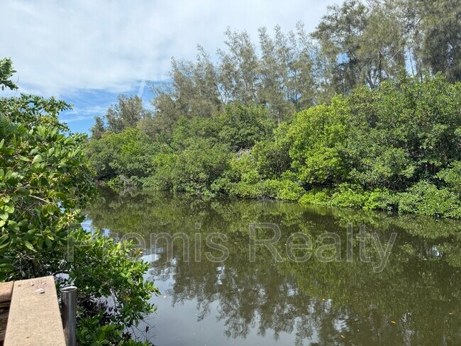 Building Photo - 1070 Sanibel Ct