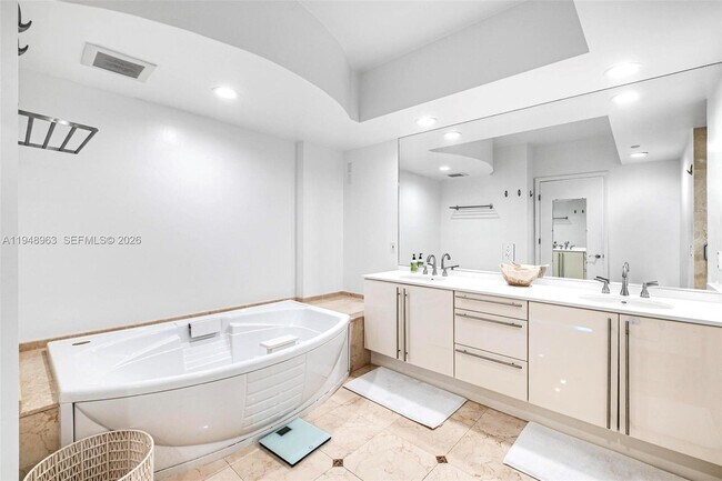 Building Photo - 1000 South Pointe Dr