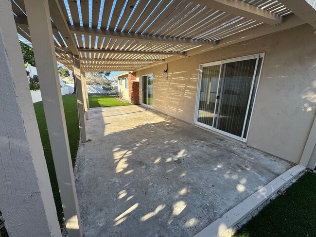 Building Photo - 4 Bedroom house single level