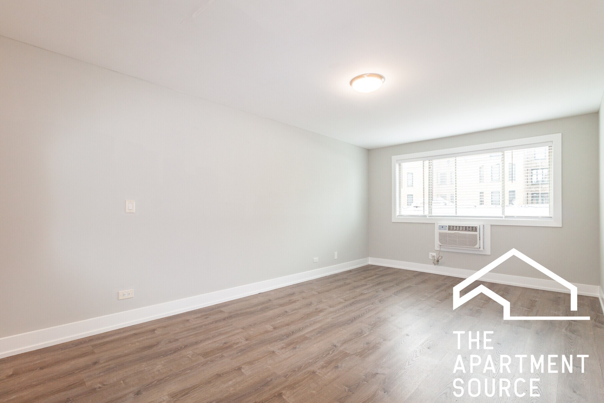 Building Photo - 529 W Surf St