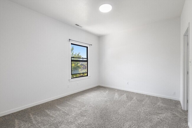 Building Photo - 1336 1/2 Park Ave