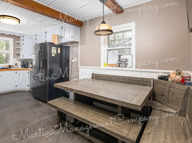 Building Photo - 906 S Barrett Ave