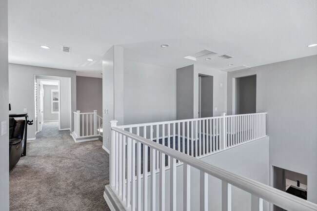 Building Photo - Spacious 5 Bedroom Home for Rent in East Mesa