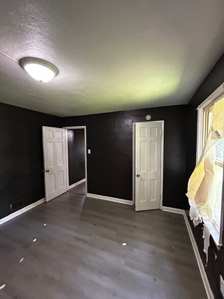 Building Photo - 5621 Sunbury Ave