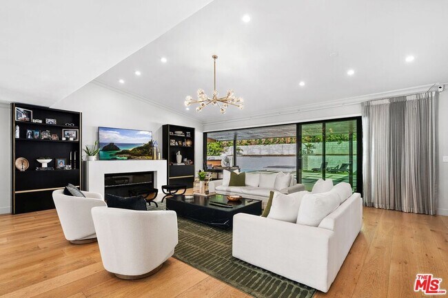 Building Photo - 2120 San Ysidro Dr