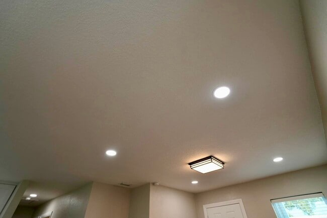 Building Photo - 885 Ruby Ave