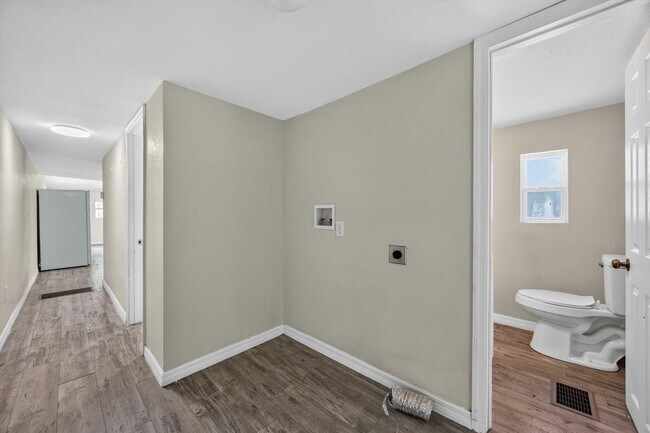 Building Photo - 6451 Spinner Dr