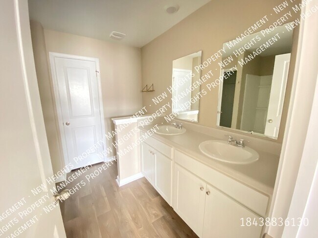 Building Photo - Adorable Townhome in Cane Bay!