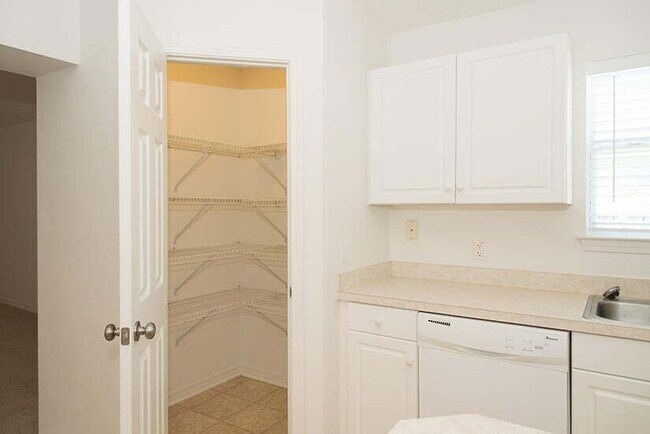 Building Photo - "Coastal Comfort Awaits: Charming 3-Bed, 2...