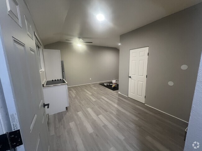Building Photo - 535 N Orange Ave