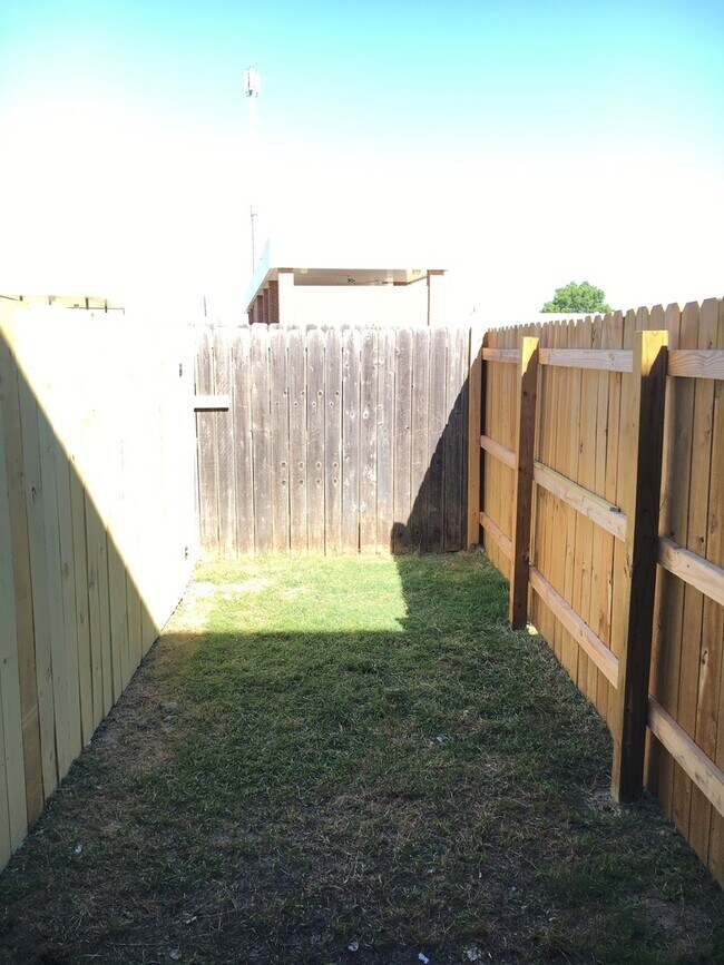 Building Photo - 2 WEEKS FREE RENT!!!! $795 PRICE IMPROVEMENT!!!!!