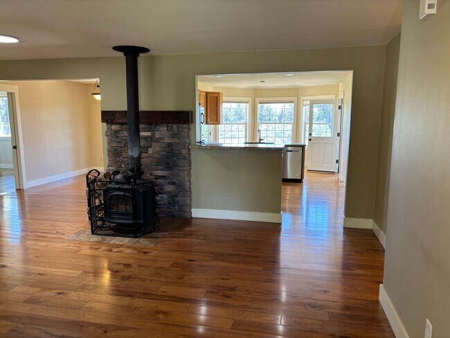 Building Photo - Great Tumalo Single Story Home with Mounta...
