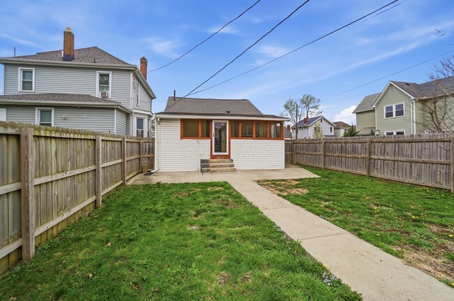 Building Photo - 270 S Cypress Ave