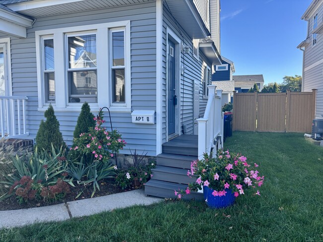 Building Photo - 39 Cove Ave