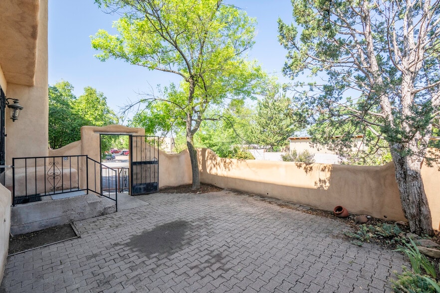 Building Photo - 207 Camino de los Marquez