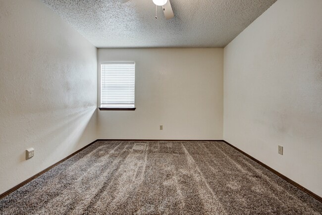 Building Photo - 1315 Glen Oaks Ct