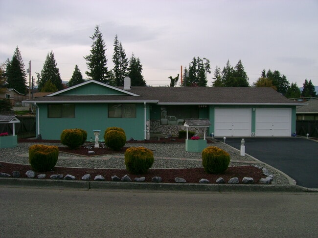 Building Photo - 1420 W 10th St